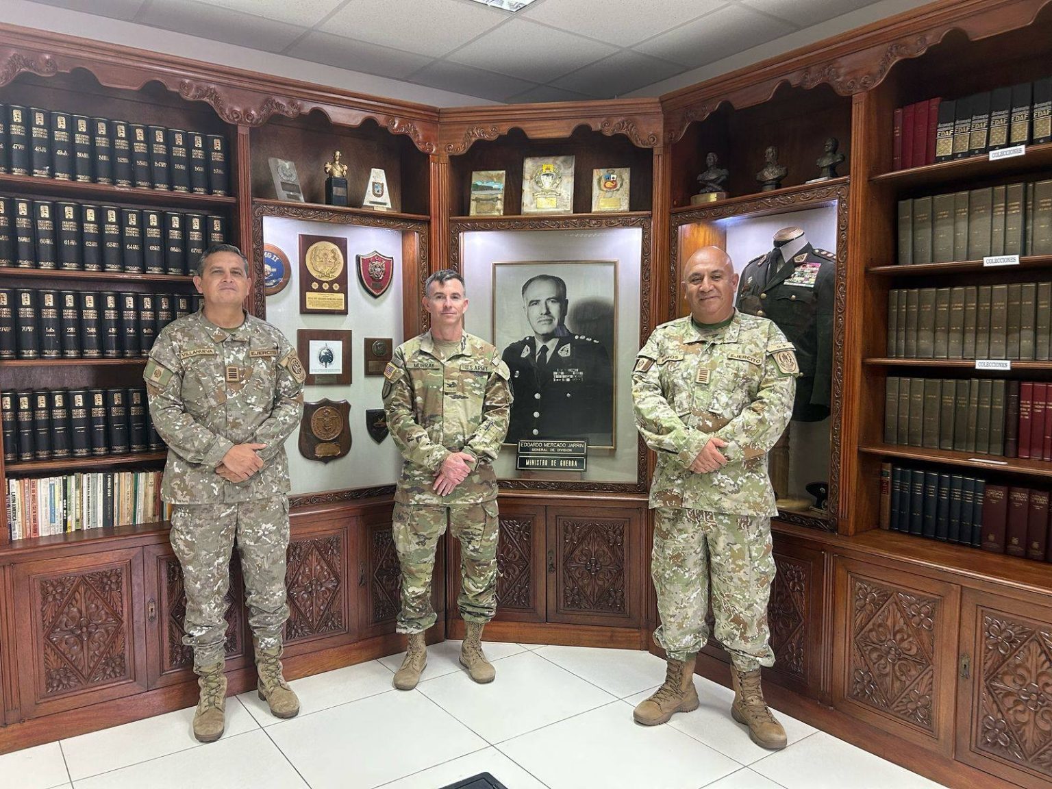 Visita del Coronel Ian H. Murray, Agregado Militar de la Embajada de ...