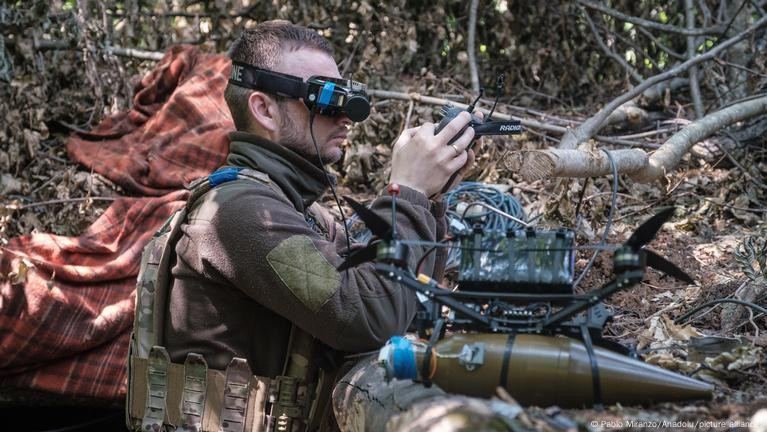 Soldados ucranianos en la región de Járkiv operando un dron